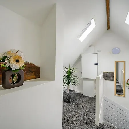 Rb1gh- Cosy, Free Parking & Fast Wi-fi Apartmán